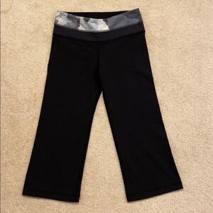 Lululemon Athletica Women’s Black Groove Capri Style Yoga Pants sz 4